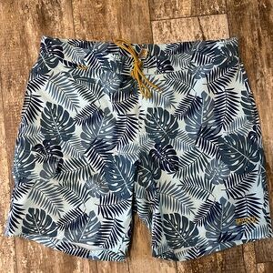 Duluth Trading Co Tropical Leaf Print Men's Shorts